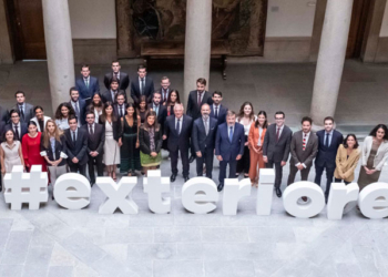 Borrell recibe a los 32 diplomáticos de la última promoción de la Carrera Diplomática