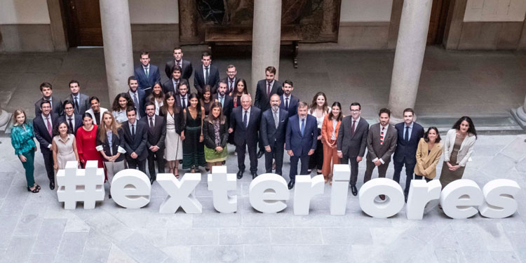 Borrell recibe a los 32 diplomáticos de la última promoción de la Carrera Diplomática