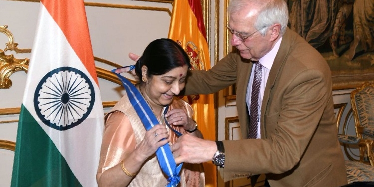 Borrell impone la Gran Cruz del Mérito Civil a su homóloga india, Sushma Swaraj