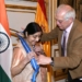 Borrell impone la Gran Cruz del Mérito Civil a su homóloga india, Sushma Swaraj
