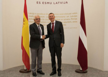 Borrell expresa a su colega de Letonia el compromiso de España con la seguridad de la zona