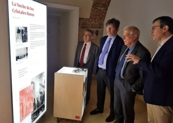 Borrell visita ‘Perseguidos y Salvados’, un homenaje a los judíos huidos a España del nazismo