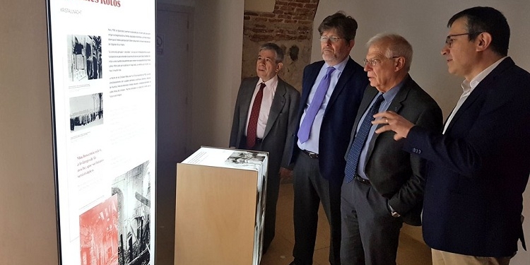 Borrell visita ‘Perseguidos y Salvados’, un homenaje a los judíos huidos a España del nazismo