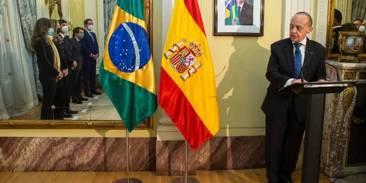El embajador brasileño, durante su discurso, con los condecorados reflejados en el espejo./ Foto: Twitter Embajada de Brasil