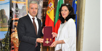 Bulgaria condecora al escritor y bulgarista español Juan Eduardo Zúñiga