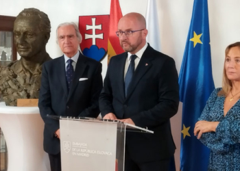 La Embajada de Eslovaquia recibe un busto del político Alexander Dubček