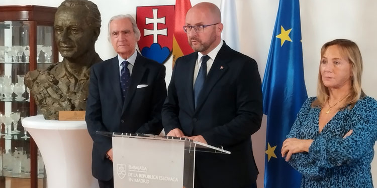 La Embajada de Eslovaquia recibe un busto del político Alexander Dubček