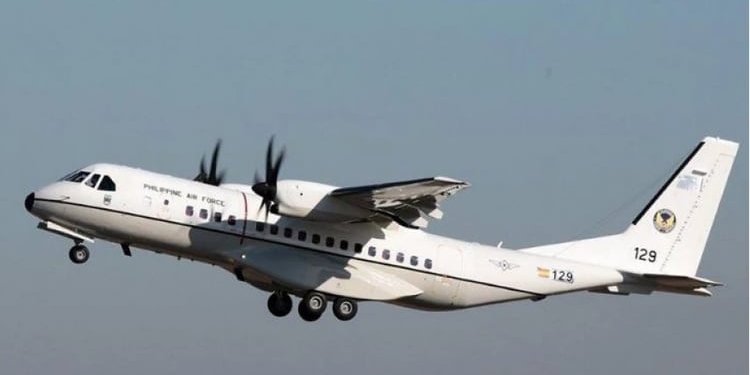 El presidente de Filipinas preside la entrega por España de un avión C295