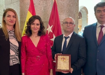 La Comunidad de Madrid condecora a la comunidad rumana con la Gran Cruz del Dos de Mayo