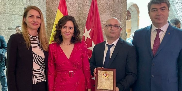 La Comunidad de Madrid condecora a la comunidad rumana con la Gran Cruz del Dos de Mayo