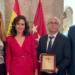 La Comunidad de Madrid condecora a la comunidad rumana con la Gran Cruz del Dos de Mayo
