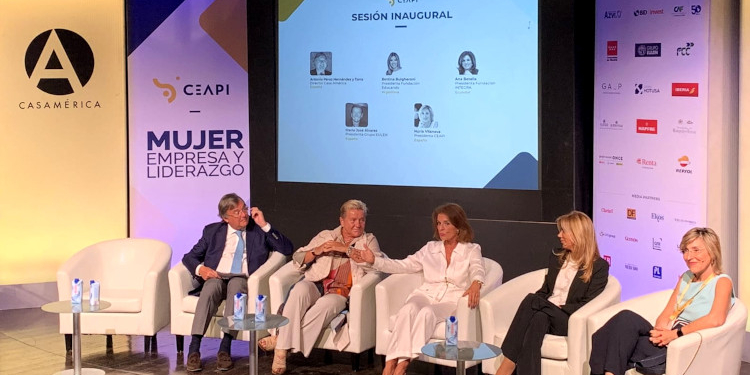 Antonio Pérez-Hernández, Director de Casa de América; María José Álvarez, presidenta del Grupo Eulen; Ana Botella, presidenta de la Fundación Integra; Bettina Bulgheroni, presidenta de la Fundación Educando; y Núria Vilanova, presidenta CEAPI. / Foto: @CEAPIconsejo
