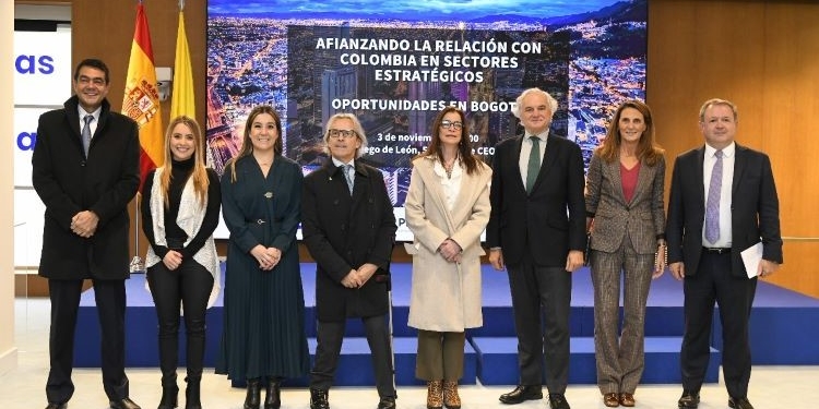 Colombia invita a las empresas españolas a participar en el plan de infraestructuras de Petro