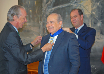 El historiador español Alfredo Moreno recibe la Orden del Mérito de Chile