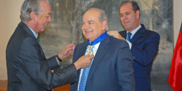 El historiador español Alfredo Moreno recibe la Orden del Mérito de Chile