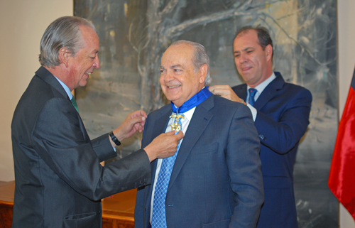El historiador español Alfredo Moreno recibe la Orden del Mérito de Chile