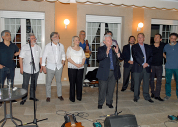 Quilapayún inicia su gira europea cantando en la residencia del embajador chileno