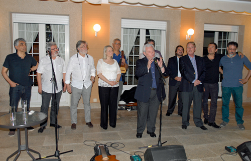 Quilapayún inicia su gira europea cantando en la residencia del embajador chileno