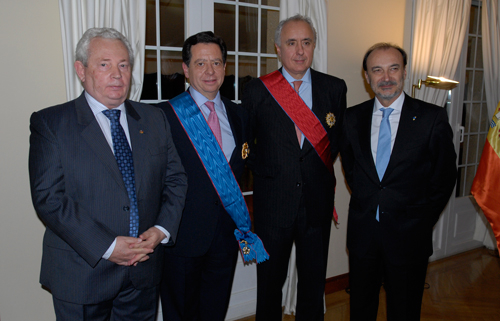 Chile condecora a los diplomáticos españoles Íñigo de Palacio y Pablo Gómez de Olea