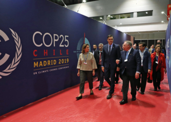 El presidente del Gobierno en funciones, Pedro Sánchez, y la ministra de Transición Ecológica en funciones, Teresa Ribera, ayer a su llegada al IFEMA./ Foto: Pool Moncloa/Fernando Calvo