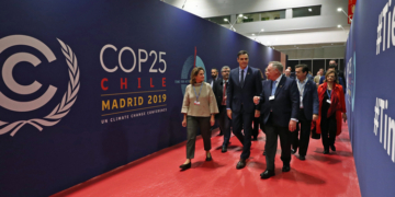 El presidente del Gobierno en funciones, Pedro Sánchez, y la ministra de Transición Ecológica en funciones, Teresa Ribera, ayer a su llegada al IFEMA./ Foto: Pool Moncloa/Fernando Calvo