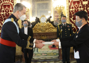 Su Majestad el Rey recibe la carta credencial de manos de Bahk Sahnghoon, embajador de la República de Corea./ Fotos: Casa de SM el Rey