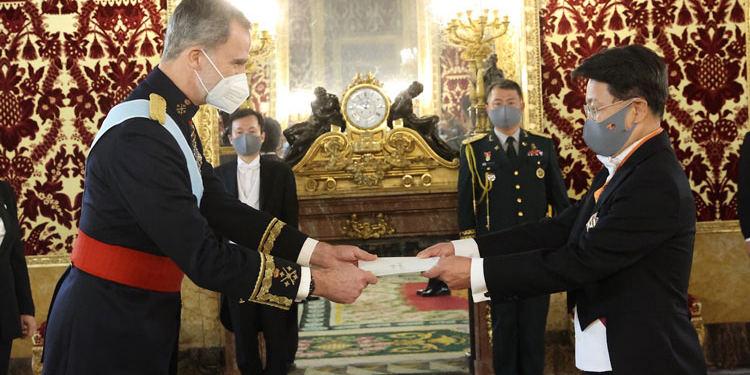 Su Majestad el Rey recibe la carta credencial de manos de Bahk Sahnghoon, embajador de la República de Corea./ Fotos: Casa de SM el Rey