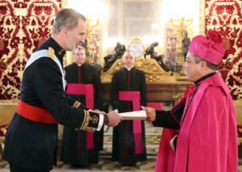 Monseñor Auza, ataviado con el birrete y la capa cardenalicia, fue el primero en saludar a don Felipe en la Cámara Oficial./ Fotos: Casa de SM el Rey.