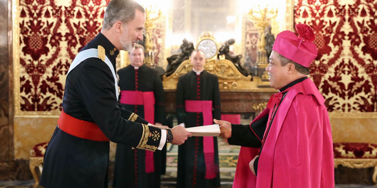 Monseñor Auza, ataviado con el birrete y la capa cardenalicia, fue el primero en saludar a don Felipe en la Cámara Oficial./ Fotos: Casa de SM el Rey.