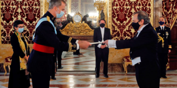 El embajador Ricardo Alfonsín entrega su acreditación a Don Felipe./ Fotos: Casa de SM el Rey