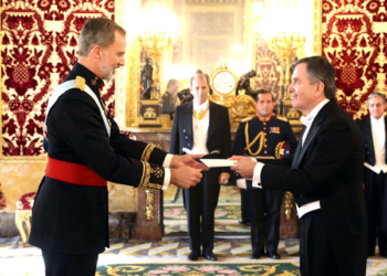 El embajador de Chile, Roberto Ampuero, entrega su acreditación al Rey./ Fotos: Casa de SM el Rey