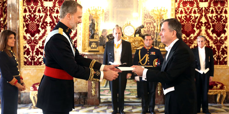 El embajador de Chile, Roberto Ampuero, entrega su acreditación al Rey./ Fotos: Casa de SM el Rey