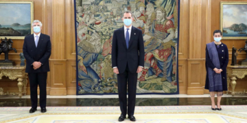 El Rey habló con el embajador de Portugal sobre la próxima reapertura de la frontera entre ambos países./ Fotos: Casa de SM el Rey