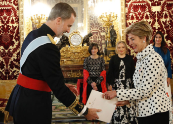 Felipe VI recibe las Credenciales de la embajadora colombiana.