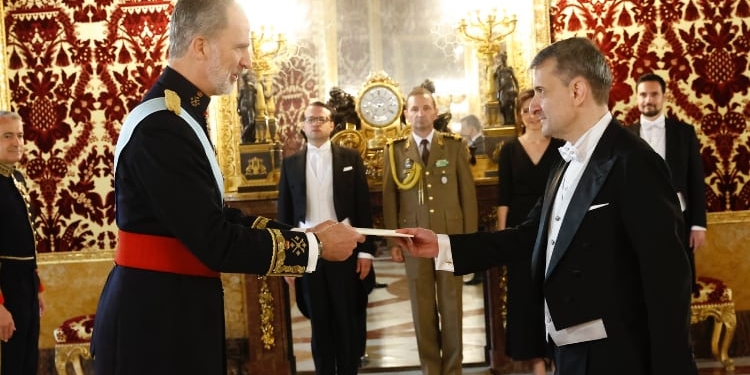 Don Felipe recibe las Cartas Credenciales del Embajador de Rumanía, George Gabriel Bologan./ Fotos: Casa de SM el Rey