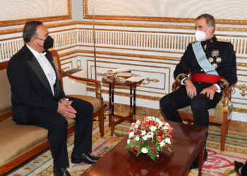 El embajador de Colombia conversa con Felipe VI.