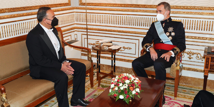 El embajador de Colombia conversa con Felipe VI.