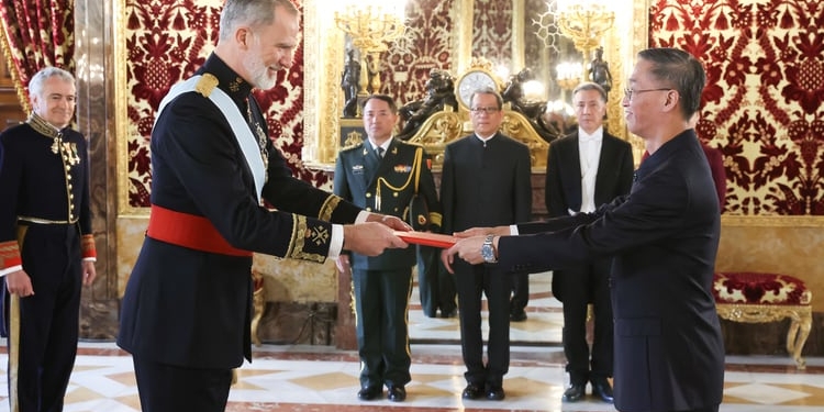 El embajador de China presenta credenciales al Rey en la tercera ceremonia de este año