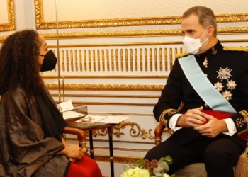 Don Felipe conversa con la embajadora de los Estados Unidos de América, Julissa Reynoso./ Fotos: Casa de SM el Rey