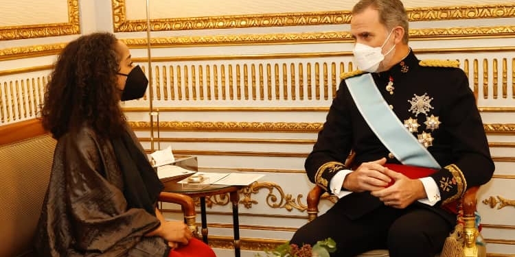 Don Felipe conversa con la embajadora de los Estados Unidos de América, Julissa Reynoso./ Fotos: Casa de SM el Rey