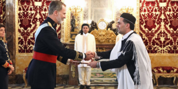 El embajador de Libia, Walid Bashir Abuabdallah, ante Felipe VI.