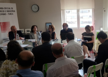 De izquierda a derecha: Diego Ramos, secretario general de la Cámara Oficial de Comercio Hispano-Turca; Alicia García, técnica de proyectos Eureka; María Delgado, técnica de proyectos Eureka; Óscar González, coordinador nacional de proyectos del CTDI y Yasemen Korukçu, consejera en la Oficina de Inversiones de Turquía. / Foto: Cámara Oficial de Comercio Hispano-Turca.