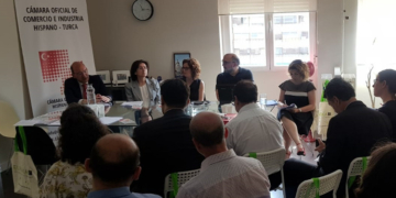 De izquierda a derecha: Diego Ramos, secretario general de la Cámara Oficial de Comercio Hispano-Turca; Alicia García, técnica de proyectos Eureka; María Delgado, técnica de proyectos Eureka; Óscar González, coordinador nacional de proyectos del CTDI y Yasemen Korukçu, consejera en la Oficina de Inversiones de Turquía. / Foto: Cámara Oficial de Comercio Hispano-Turca.