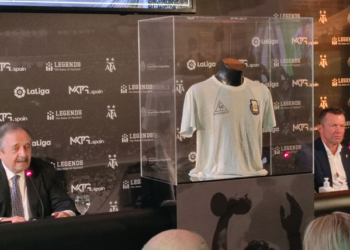 El defensa Mathauss dona la camiseta de Maradona en la Embajada argentina