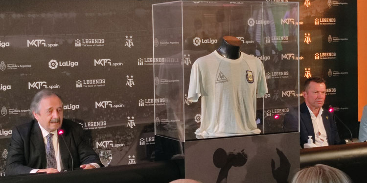 El defensa Mathauss dona la camiseta de Maradona en la Embajada argentina