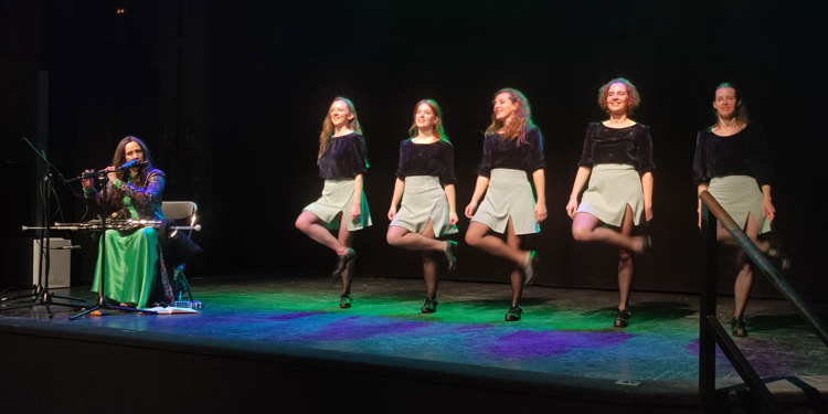 La Embajada de Irlanda celebró el Día de Santa Brígida con gaitas y bailes