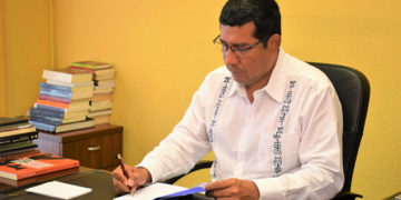 El embajador Carlos Midence, Premio Sial Pigmalión por su obra sobre Rubén Darío