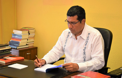 El embajador Carlos Midence, Premio Sial Pigmalión por su obra sobre Rubén Darío