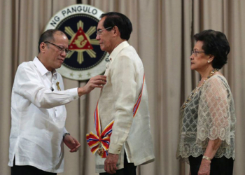 El embajador Salinas recibe la más alta condecoración diplomática de Filipinas