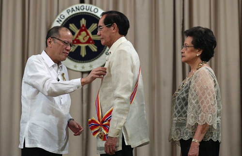 El embajador Salinas recibe la más alta condecoración diplomática de Filipinas